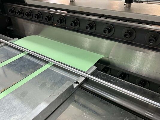 Piegatrice semiautomatica per carta filtro per soluzioni di filtrazione con flusso di lavoro ottimizzato e operazioni a basso consumo energetico